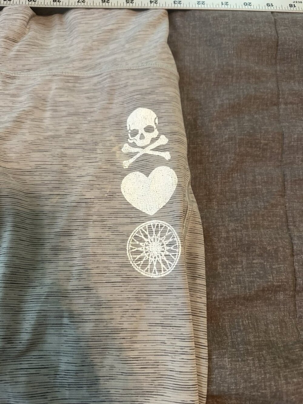 Lululemon SoulCycle Gray Space Dye Crop Womens Leggings 8 Skull Heart Yoga Capri - Picture 4 of 7